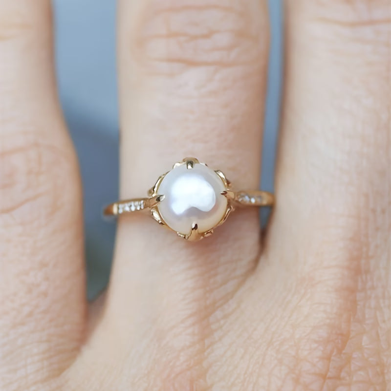 Lovely ring with pearls and crystals