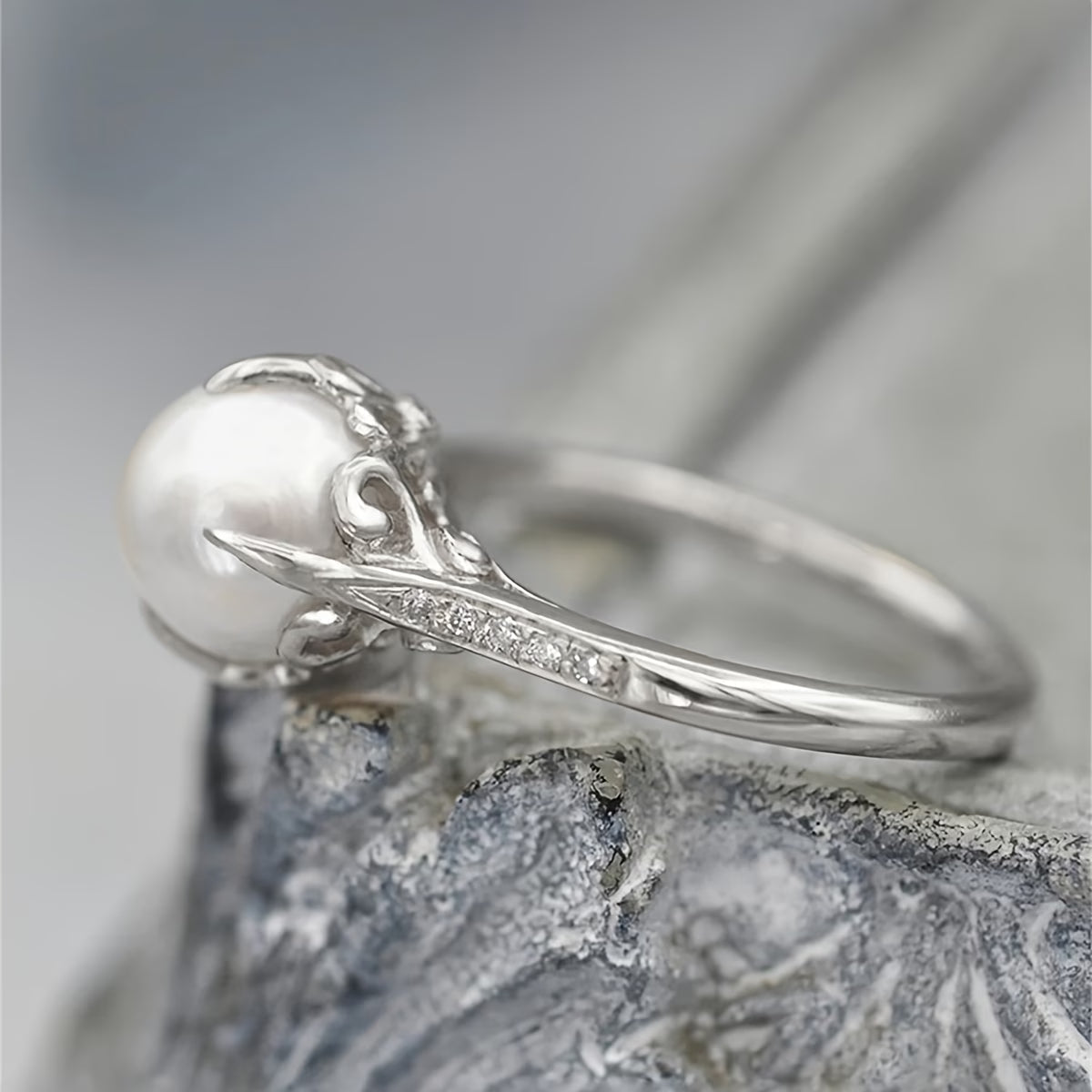 Lovely ring with pearls and crystals