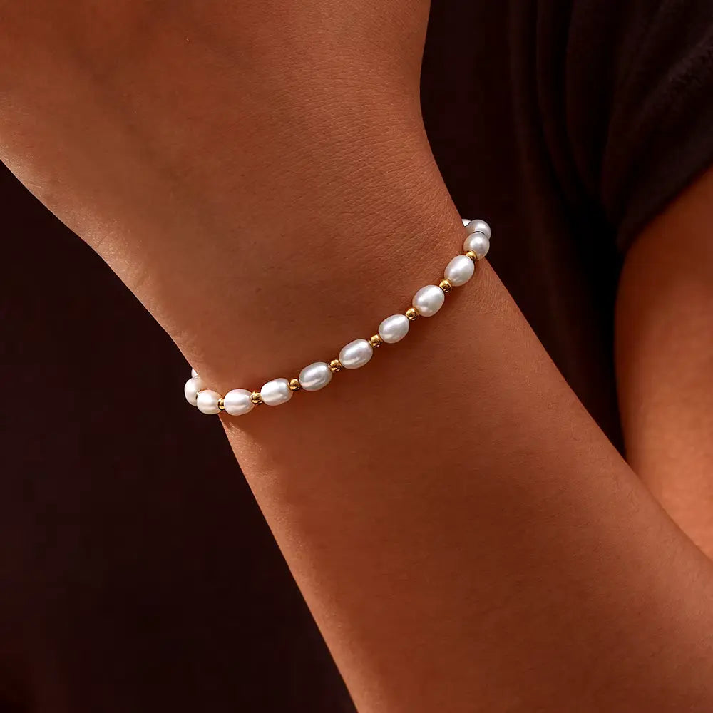 Elegant bracelet with pearls in gold