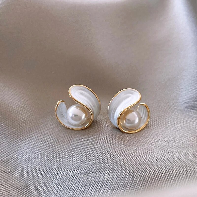 Timeless pearl earrings in gold