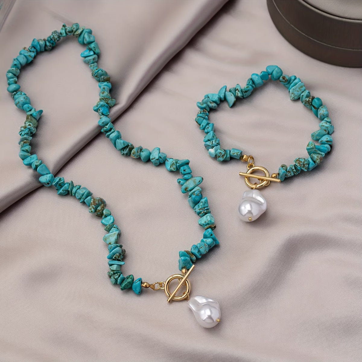 Set of necklace and bracelet with turquoise and pearl