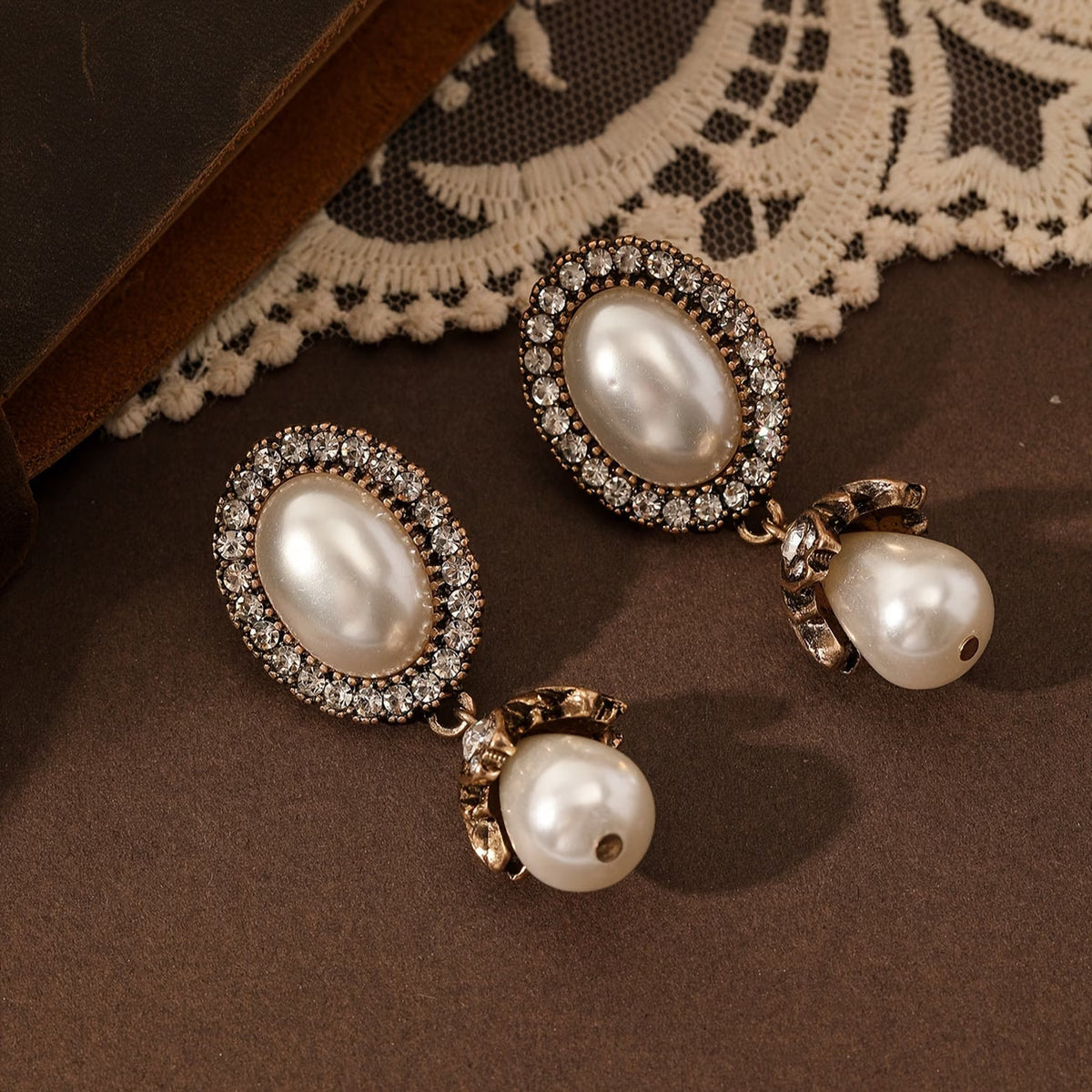 Hanging earrings with vintage pearl setting