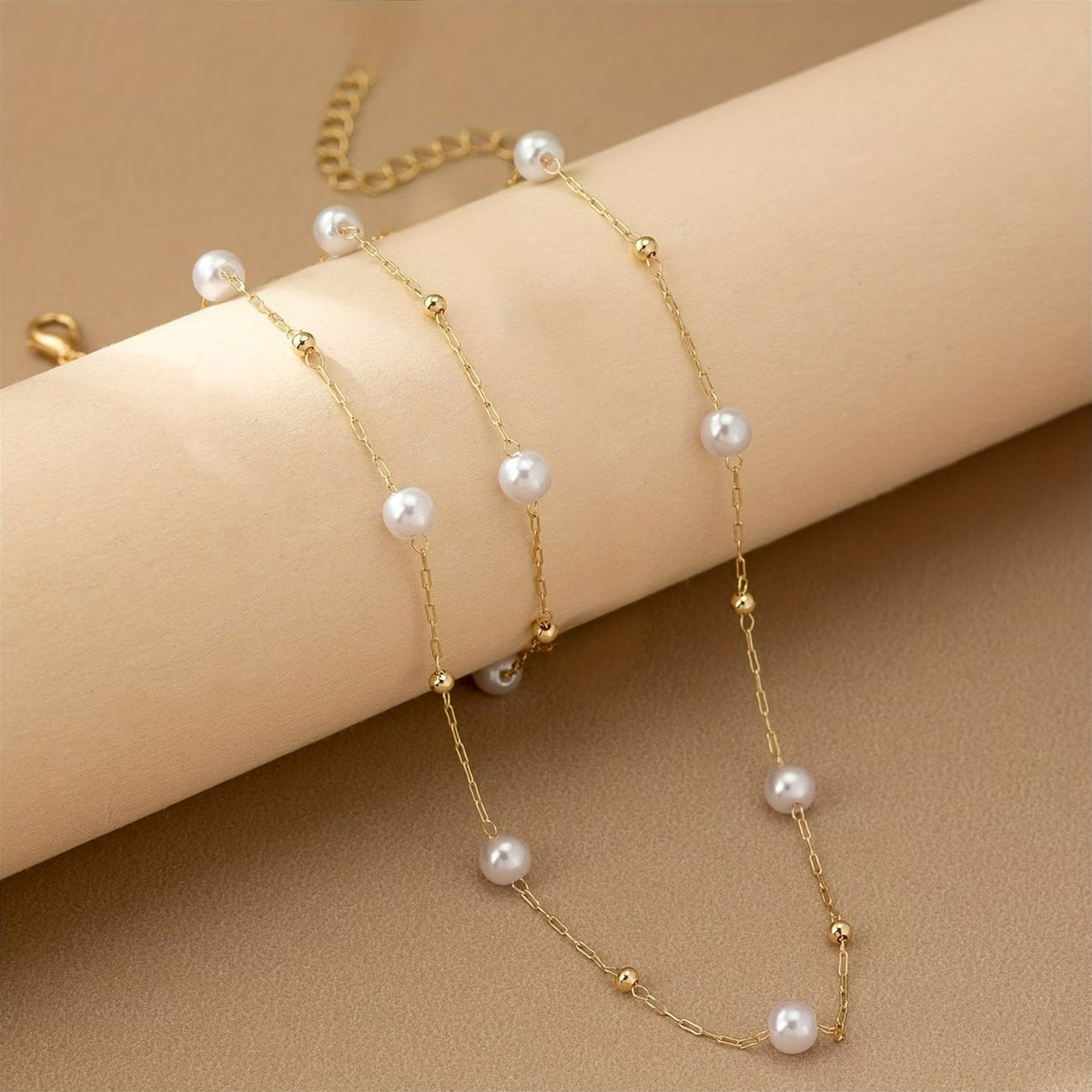 Jewellery set with fine pearl necklace