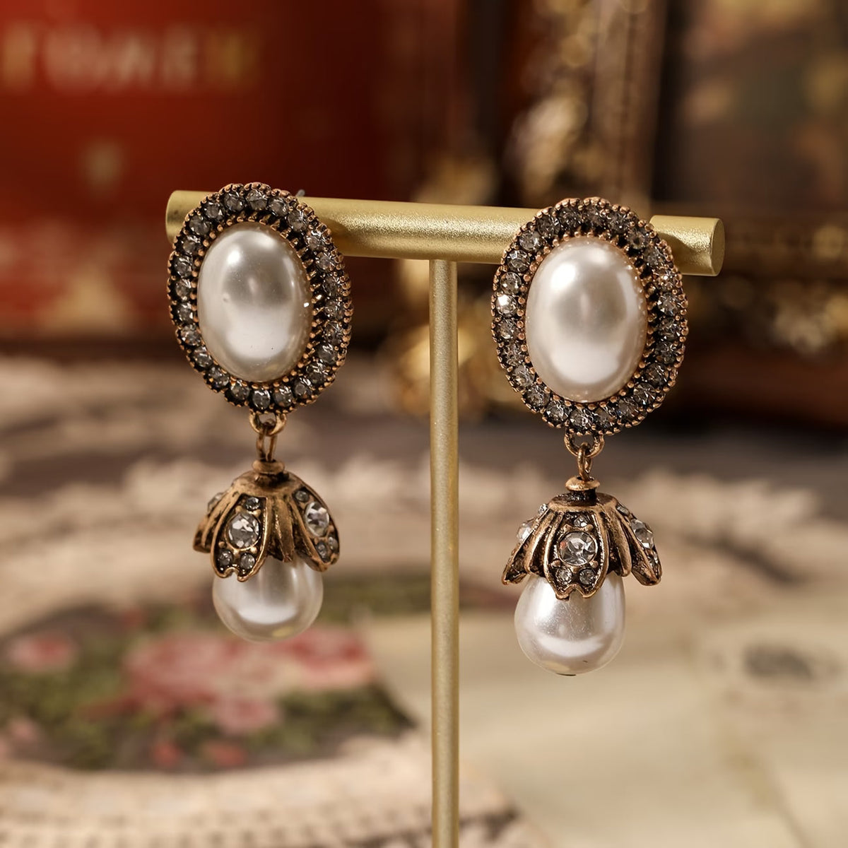 Hanging earrings with vintage pearl setting