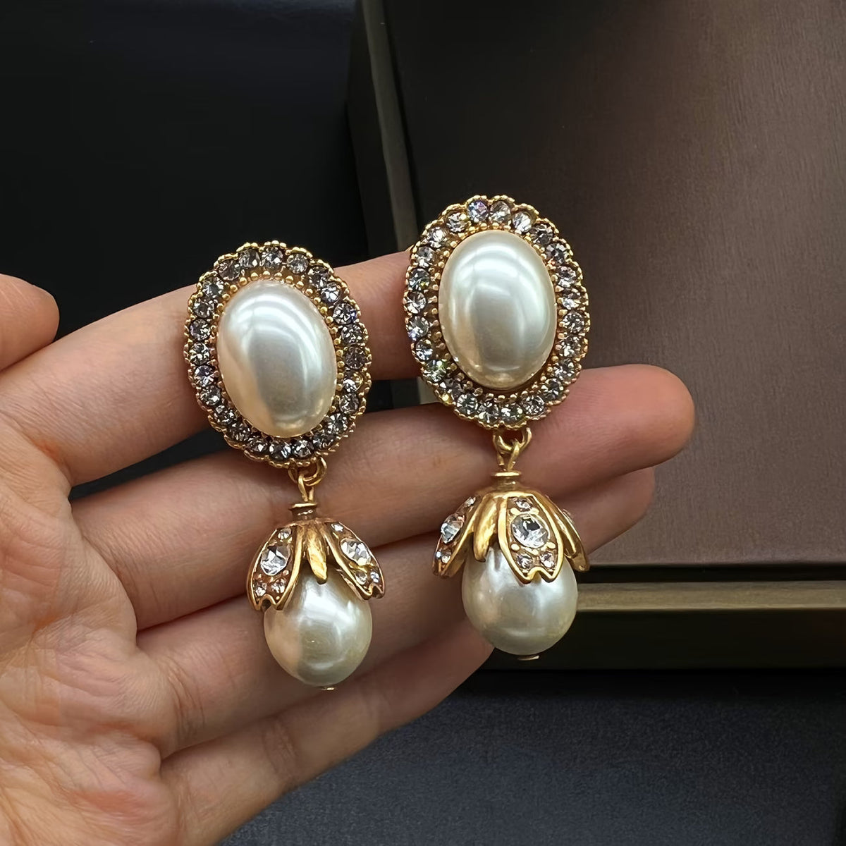 Hanging earrings with vintage pearl setting