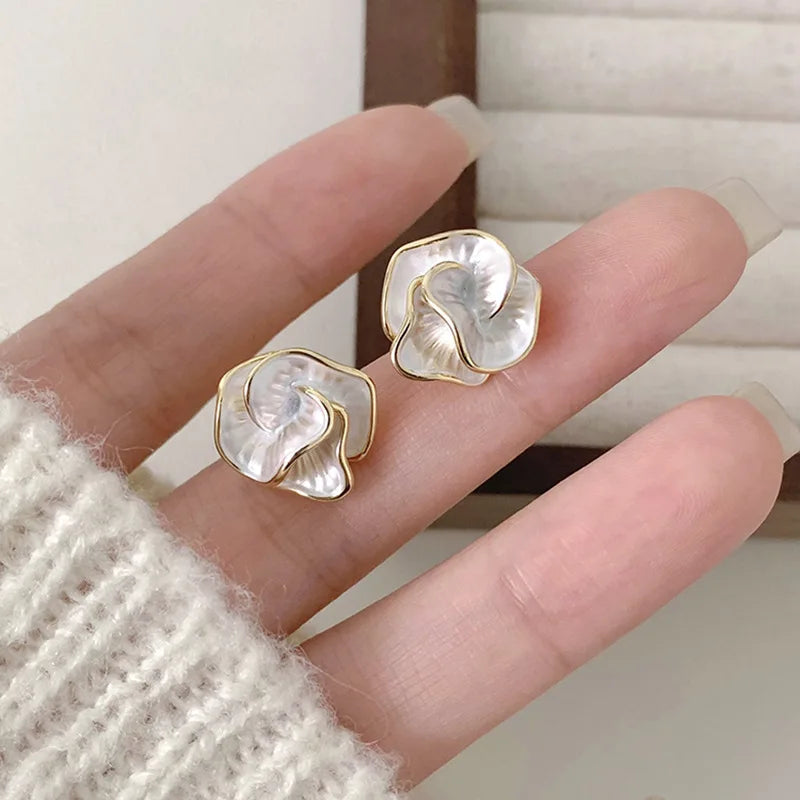 Flower-shaped pearl earrings