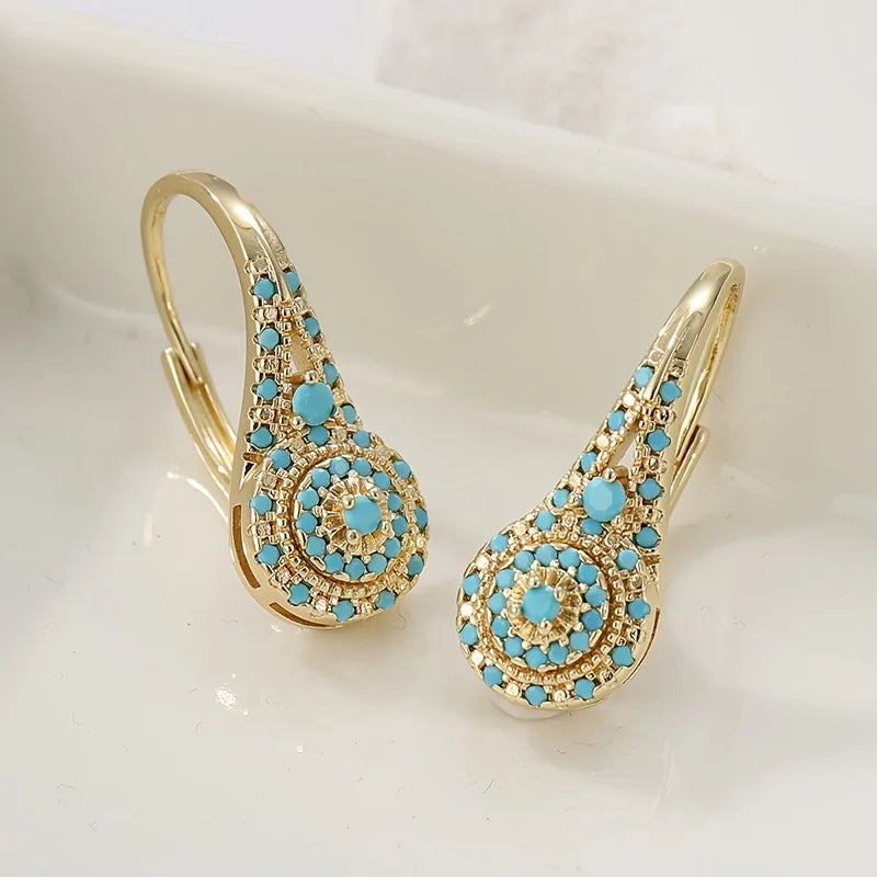 Elegant earrings with pearls