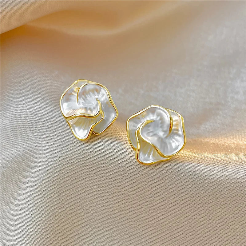 Flower-shaped pearl earrings