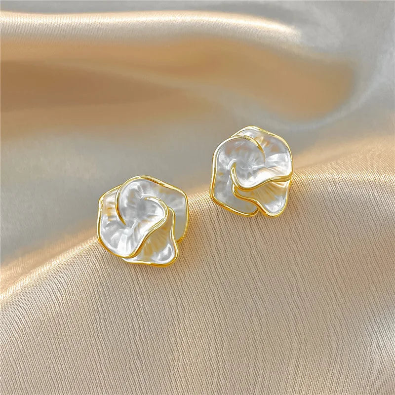 Flower-shaped pearl earrings