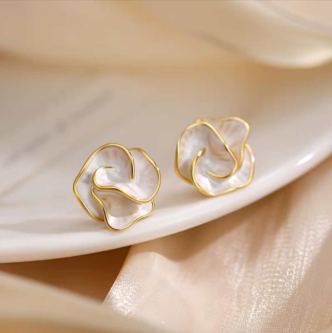 Flower-shaped pearl earrings