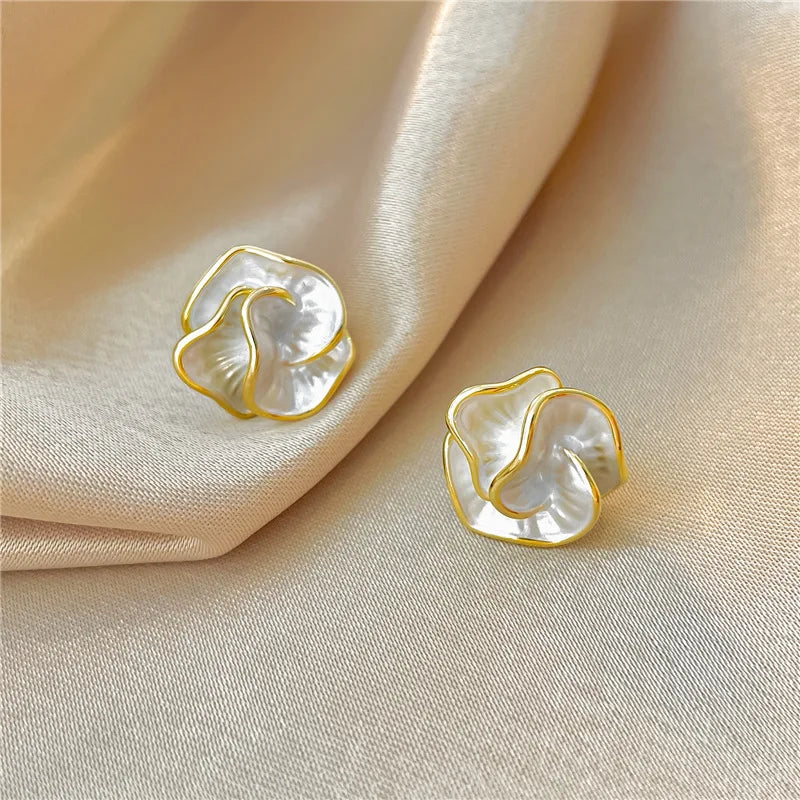 Flower-shaped pearl earrings