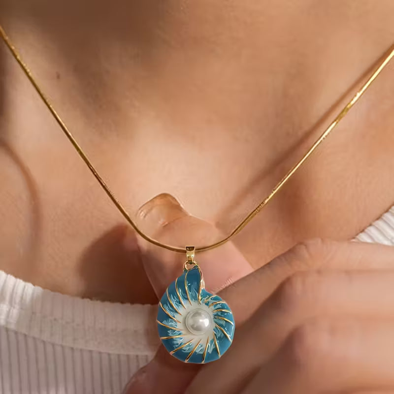 Necklace with shell pearl pendant