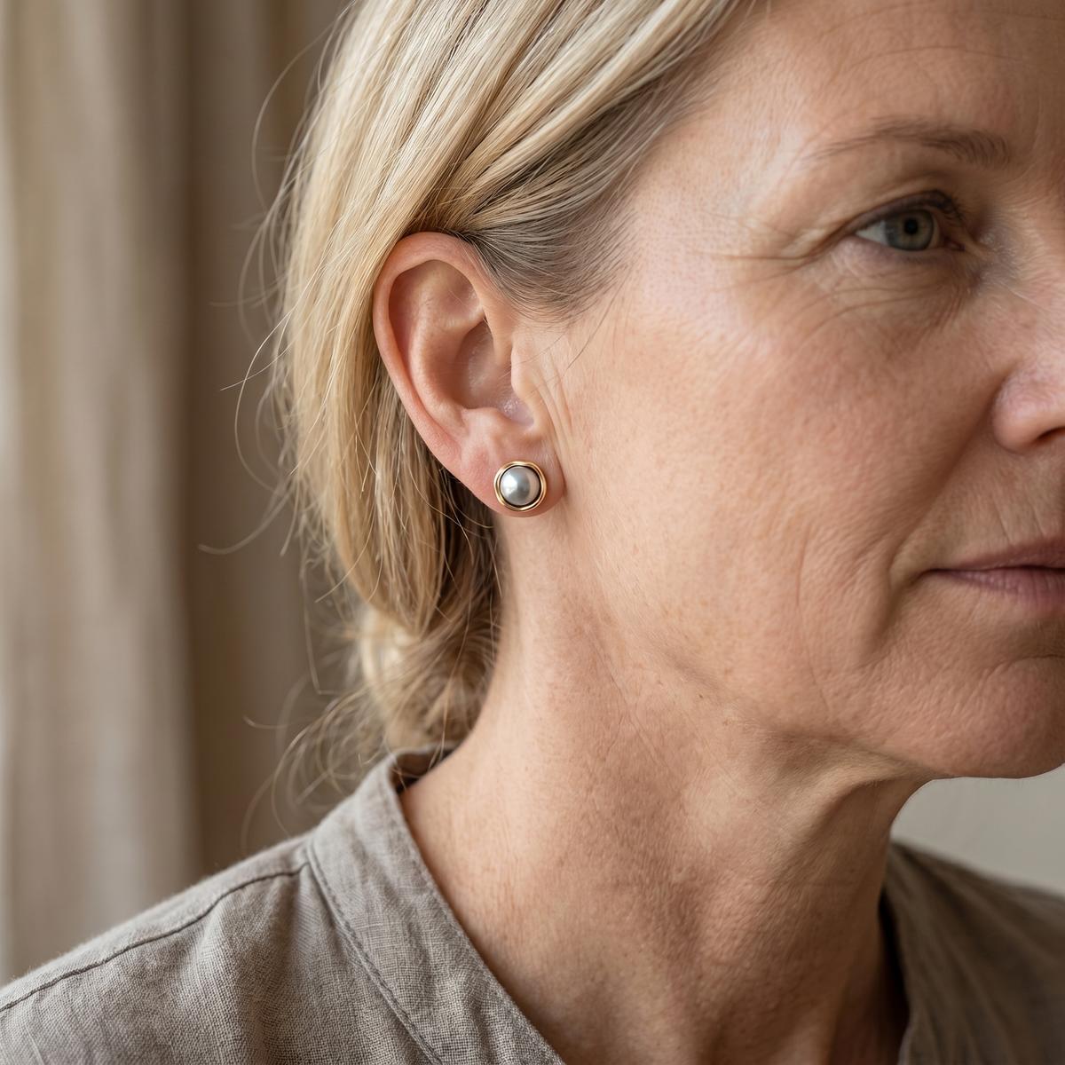 Elegant earrings with black pearl