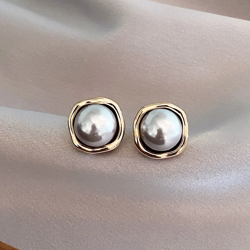Elegant earrings with black pearl