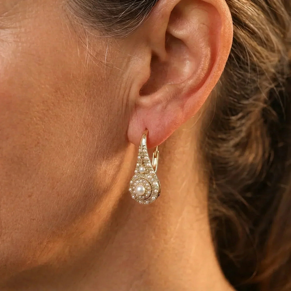 Elegant earrings with pearls