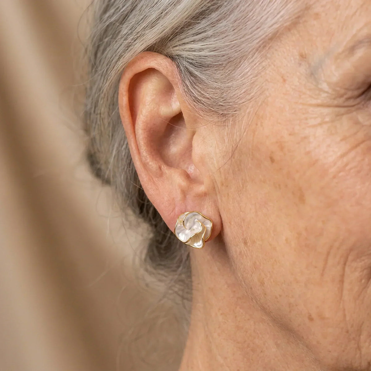 Flower-shaped pearl earrings