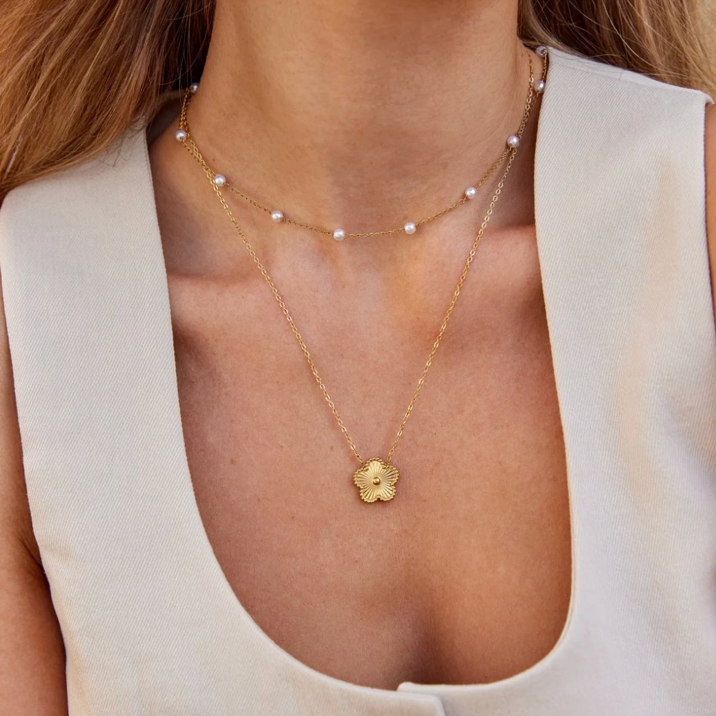 Timeless necklace with golden pearls