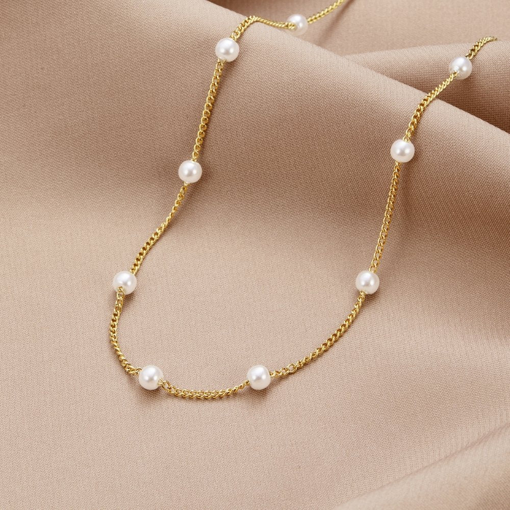Timeless necklace with golden pearls