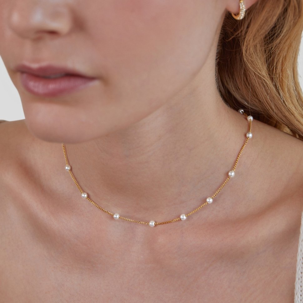 Timeless necklace with golden pearls