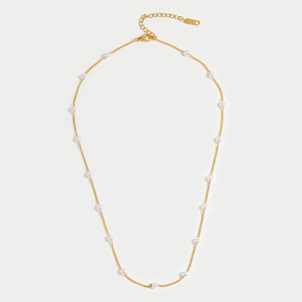 Timeless necklace with golden pearls