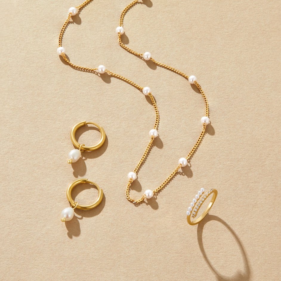 Timeless necklace with golden pearls
