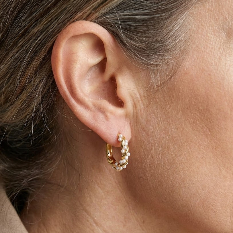 Hoop earrings with curled pearls