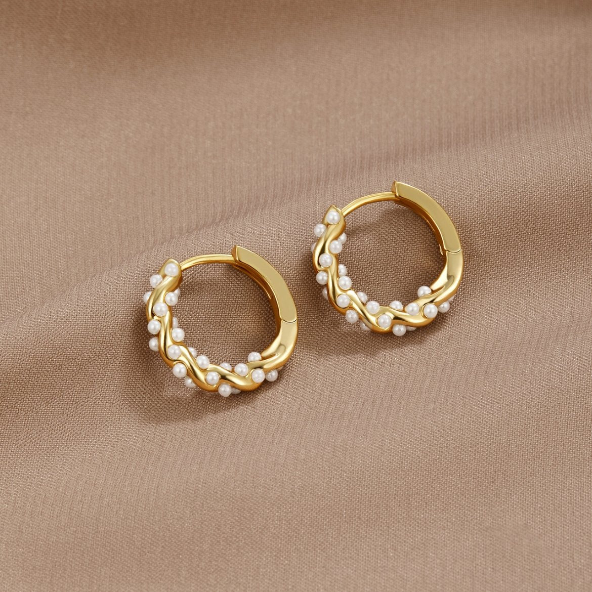 Hoop earrings with curled pearls