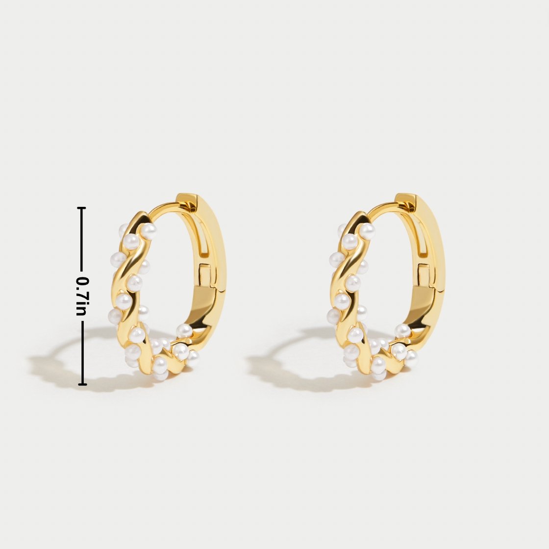 Hoop earrings with curled pearls