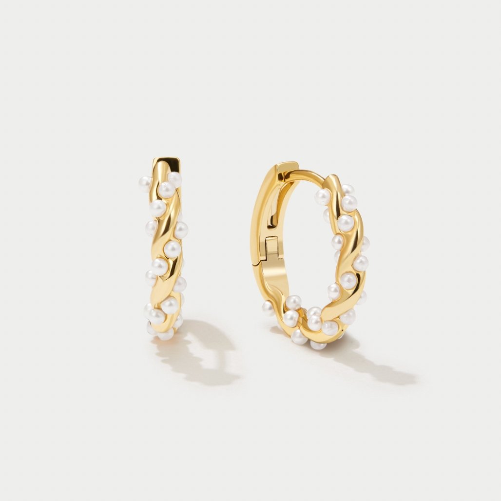 Hoop earrings with curled pearls